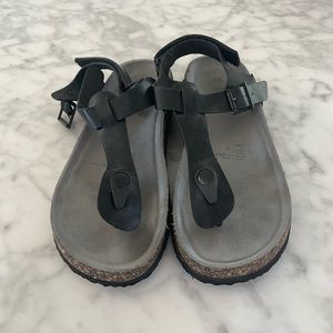 Like new girls sandals